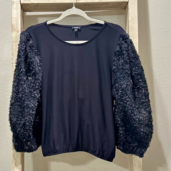 NWT EXPRESS Skimming Textured Floral Puff Sleeve Tee Black Women- Size L - Picture 3 of 10